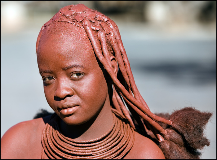 Молодая девушка племени Химба./Фото: Photosight.ru