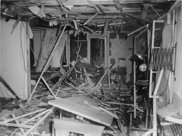 Штаб-квартира Гитлера после взрыва бомбы, подложенной Клаусом Шенк фон Штауффенбергом. /Фото: i.pinimg.com 