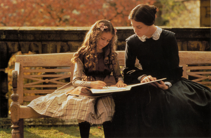 Гувернантка должна была быть образованным человеком, чтобы привить воспитанникам хороший вкус и тягу к учению. Кадр из фильма Jane Eyre (1996).