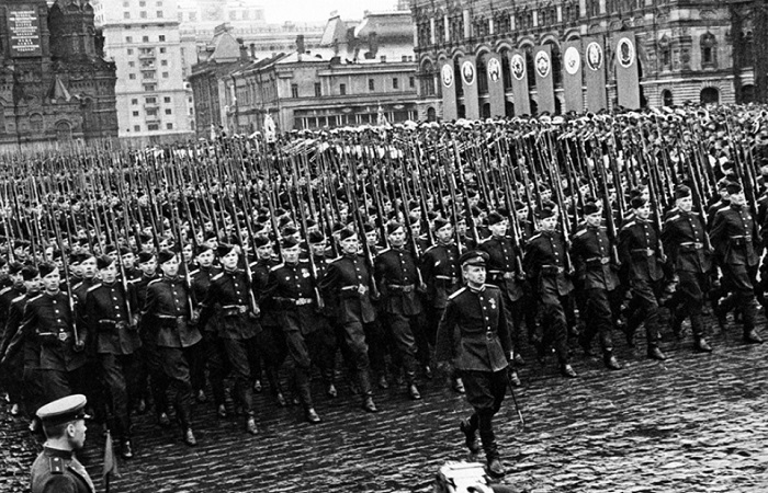 Мало кому известные факты о знаменитом Параде Победы, состоявшемся на Красной площади в 1945 года! Интересные подробности этого знаменательного события!