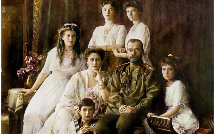 Николай II с семьей./Фото: images.vfl.ru