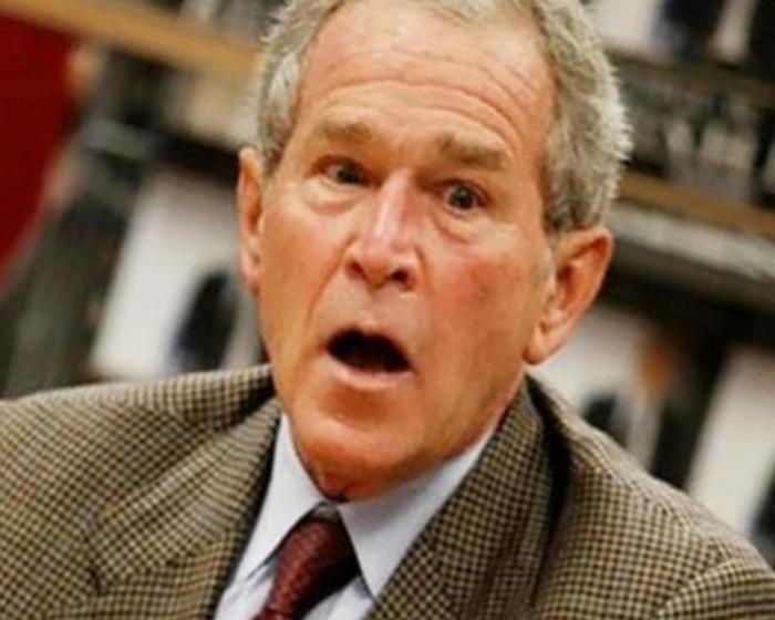 Джордж Буш младший увернулся от летящих в него ботинок./Фото: chto-proishodit.ru