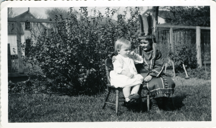 Эрнест Хемингуэй с сестрой Урсулой./Фото: cr.middlebury.edu