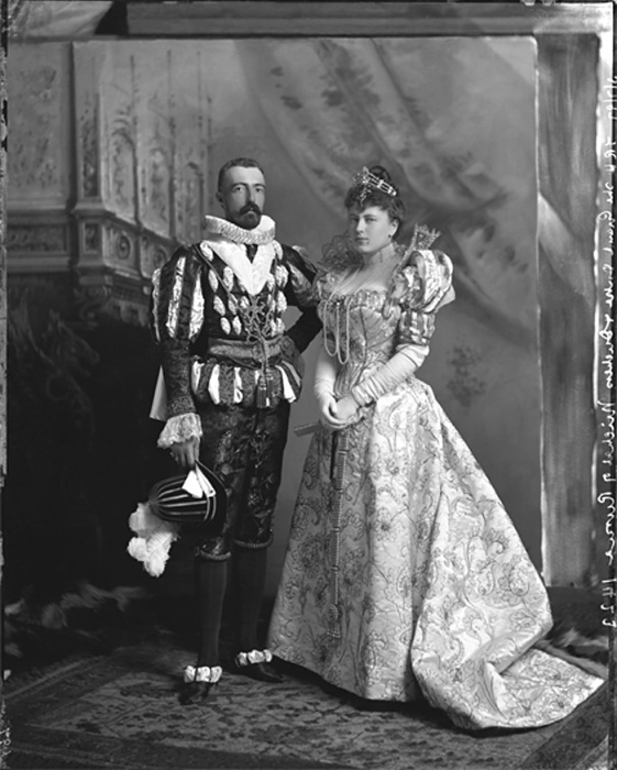 Великий князь Михаил и графиня де Торби на костюмированном балу в Лондоне./Фото: pbs.twimg.com