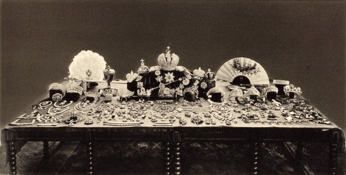 Фото, сделанное советской комиссией в 1920-х годах при оценке ювелирами драгоценностей царской семьи. Многие сокровища бесследно утрачены./Фото: cdn.wi-fi.ru