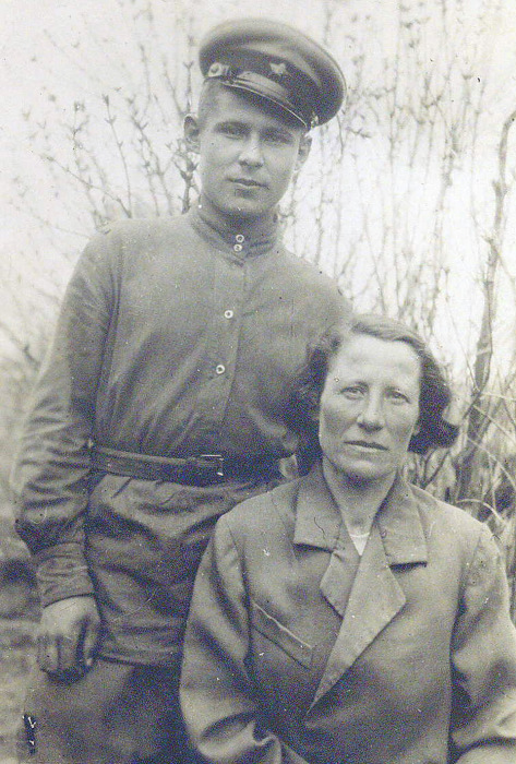 Анатолий Николаев с матерью, 1945 год./Фото: a.d-cd.net