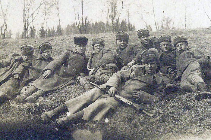 Анатолий Николаев (в центре) в истребительном батальоне, 1945 год./Фото: s10.stc.all.kpcdn.net
