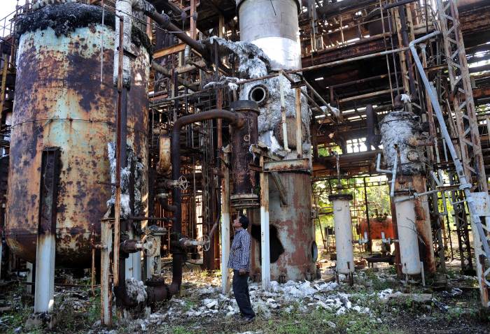 Руины химического завода имеют жуткий вид, а в воздухе ощущается неприятный запах./Фото: www.newsmobile.in 