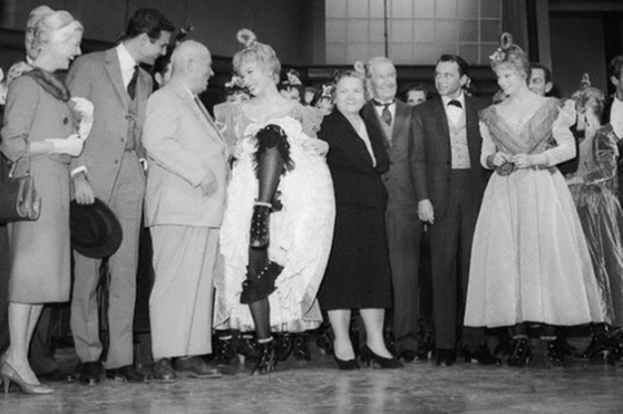Между Хрущёвым и его женой опять Ширли Маклейн. Вторым справа можно увидеть Фрэнка Синатру