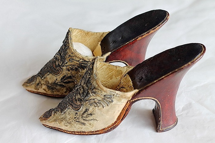 Туфельки восемнадцатого века из коллекции Н.Мустафаева. Такие туфельки должны были придать ступне укороченный и выгнутый вид.