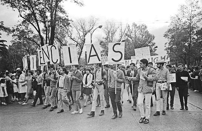Марш студентов в Мехико 1968 года.