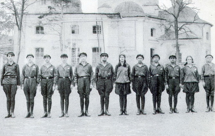 Макаренко критиковали за военизацию детской колонии, особенно - за то, что девочек он тоже заставляет маршировать в форме.
