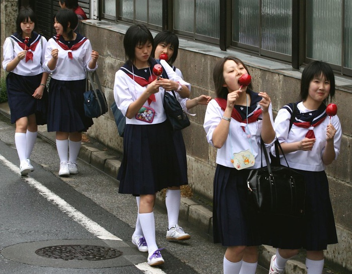 Как и европейским девушкам когда-то, японкам очень многое нельзя есть прилюдно.
