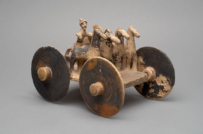 Греческие дети играли в битвы на колесницах.