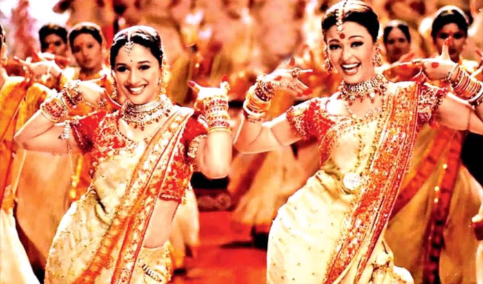 Режиссёр, вероятно, хотел переломить стереотипы об индийском кино и сохранить, в то же время, все его признаки: в фильме полно танцев, но они обусловлен сюжетом.