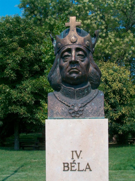 Венгерский король Бела вызвал гнев монголов, приняв у себя половецких беженцев.