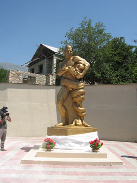 Памятник Абдурахманову изображает его борьбу с удавом.