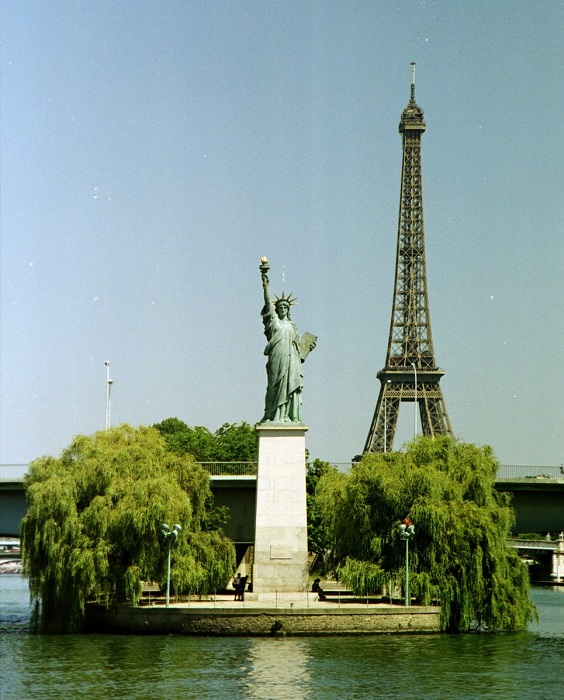 Парижская статуя Свободы обращена лицом к своей уехавшей за океан сестре.