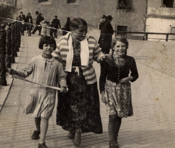 Пожилая цыганка с двумя внучками на прогулке. Фотография тридцатых годов.