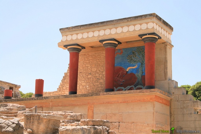 Руины критского дворца минойской эпохи. Идею колонн критяне подсмотрел у египтян, с которыми состояли в торговых и дипломатических отношениях.