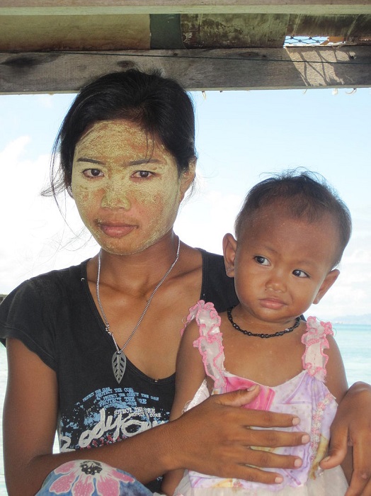 А ещё женщина баджао ходят в специальной обсыпке, защищающей кожу лица от огрубения. Фотография Торбена Веннинга.