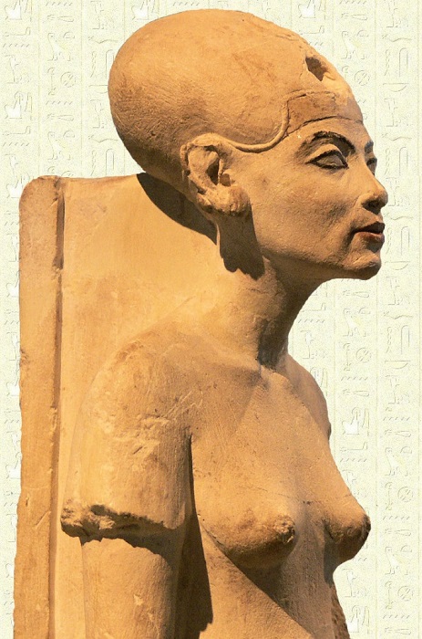Менее известный скульптурный портрет Нефертити. Кстати, скульпторы Древнего Египта всегда чуть приукрашали заказчика.