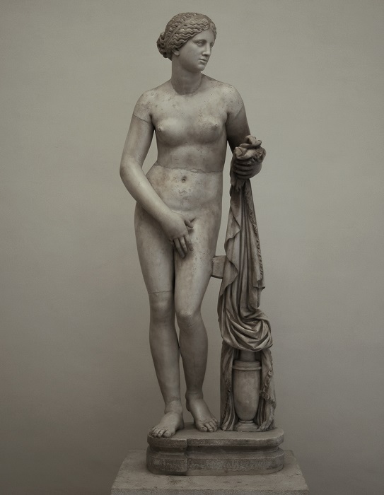 Из-за статуй купающейся Афродиты долгое время всех женщин в картинах на античные сюжеты рисовали полуголыми.