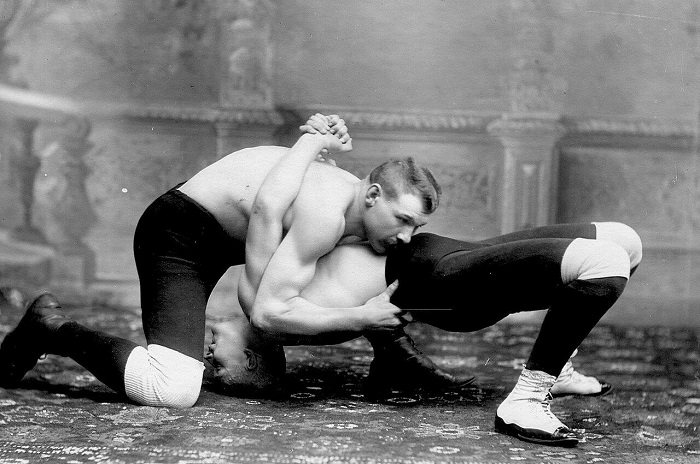 Популярным видом представления в цирках конца девятнадцатого - начала двадцатого века стала борьба, причём как мужская, так и женская.