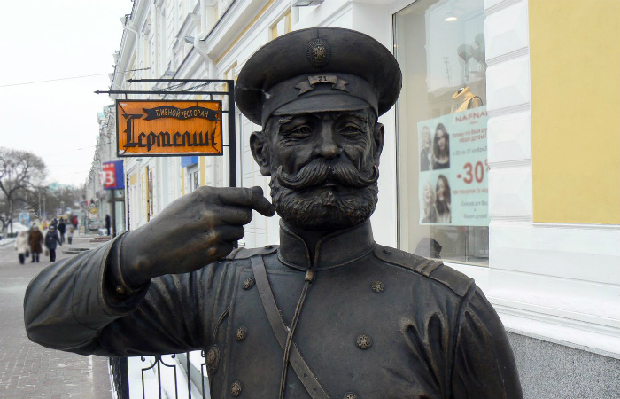 Памятник городовому - дежурному полицейскому - в Калуге.