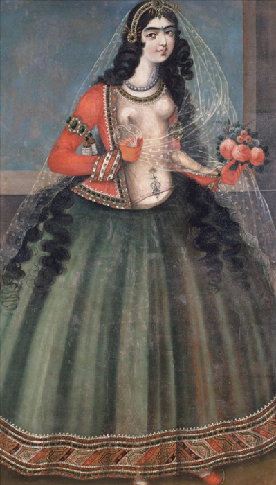 Девушка с узором, нарисованным хной, на животе.