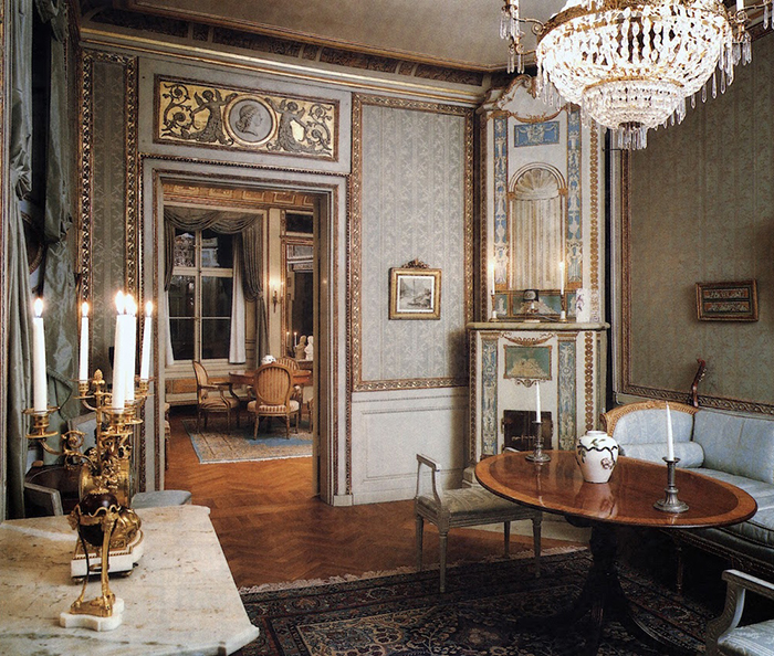 Интерьер XVIII века, спроектированный Луи Адриеном Марелье в густавианском стиле.