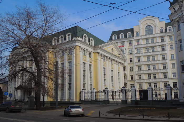 Здание центра Вишневской на Остоженке.