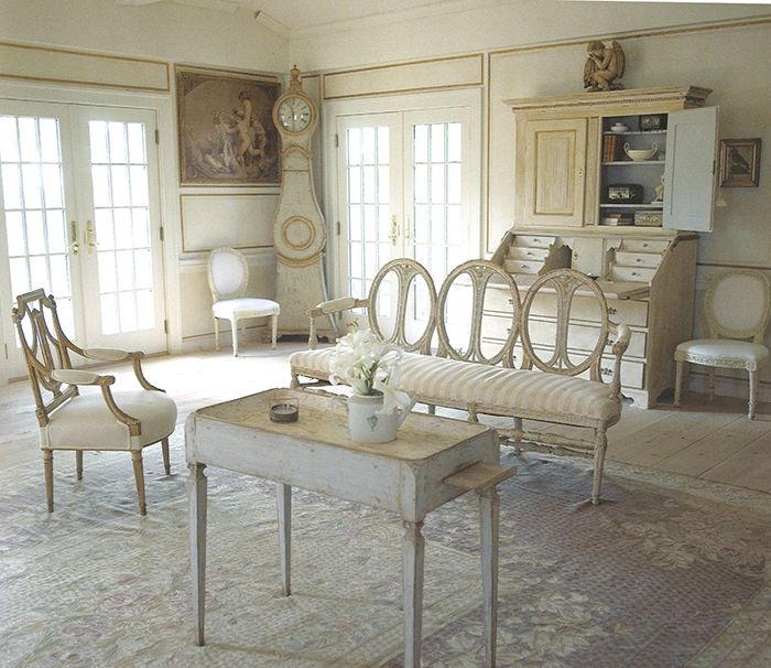 Интерьер в густавианском стиле с крашеной деревянной мебелью.