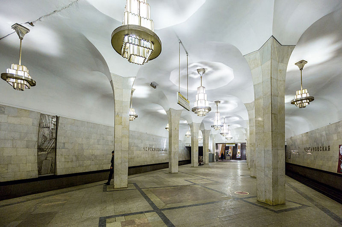 Чертановская - еще одна станция по проекту Алёшиной с необычными светильниками.