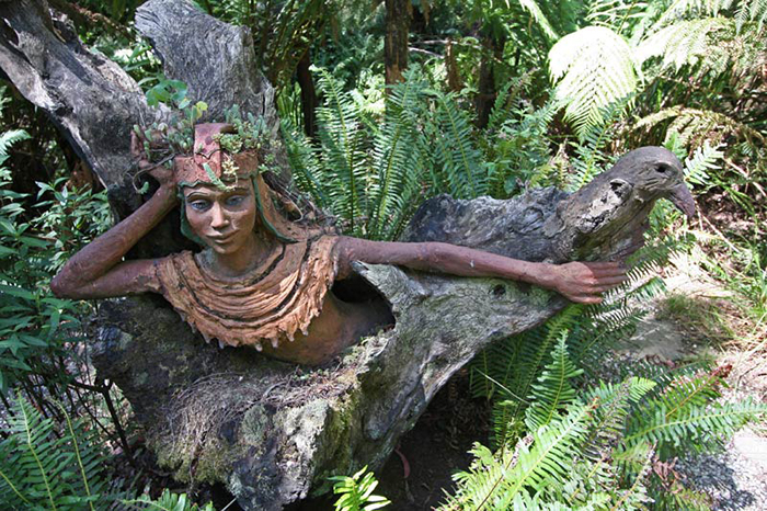 Скульптура из глины и дерева.