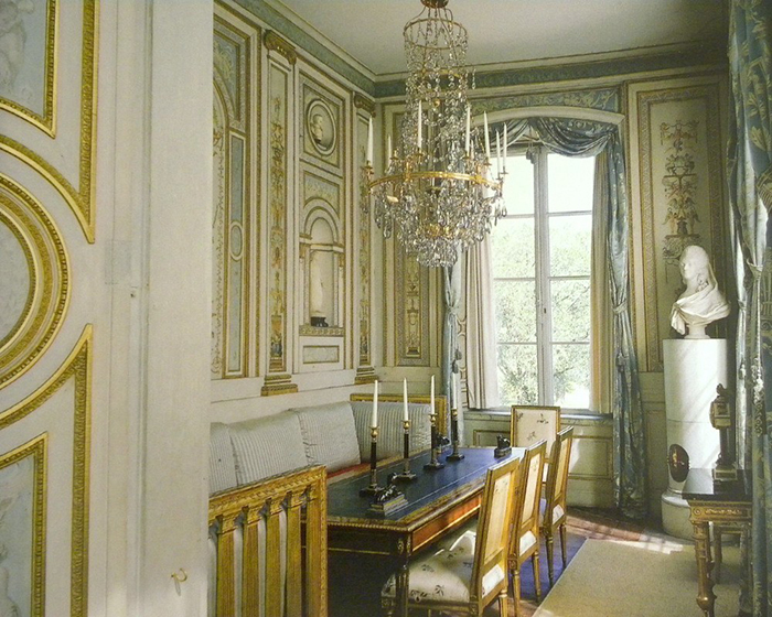 Интерьер в густавианском стиле - стиле шведского классицизма.