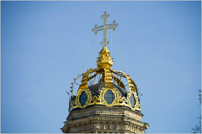 Церковь венчает корона. /Фото:mochaloff.ru