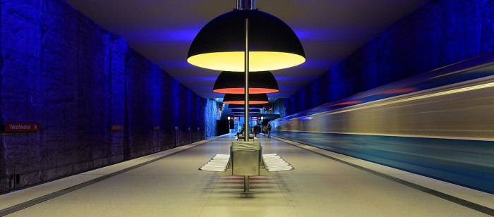 Станция выглядела вполне обычно, пока здесь не установили огромные светильники. /Фото:Мартин Фальбизонер 