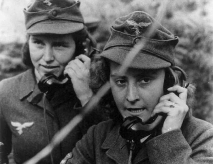 Женщины работали в том числе телефонистками и связистками. /Фото: topwar.ru
