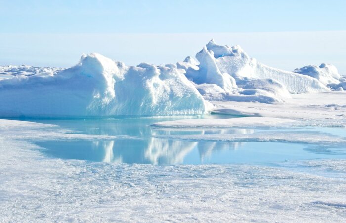 На льдинах появятся так называемые талые пруды. /Фото: hightech.fm 