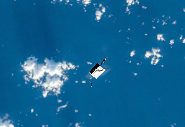Так выглядит летающая вокруг Земли сумка (в небе над Фудзи). /Фото: Сатоси Фарукава/ Nasa