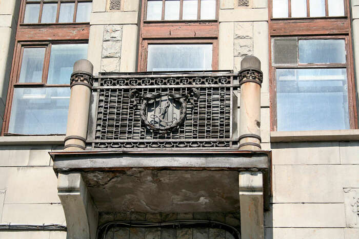 Буква L на балконе напоминает о первой владелице. /Фото:phgk.ru
