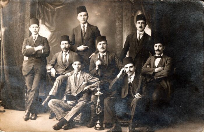 Яков Калеф с родственниками, зажиточные османские евреи, Стамбул (Царьград). /Фото: pinterest.com