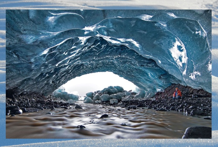 В ледяной пещере.