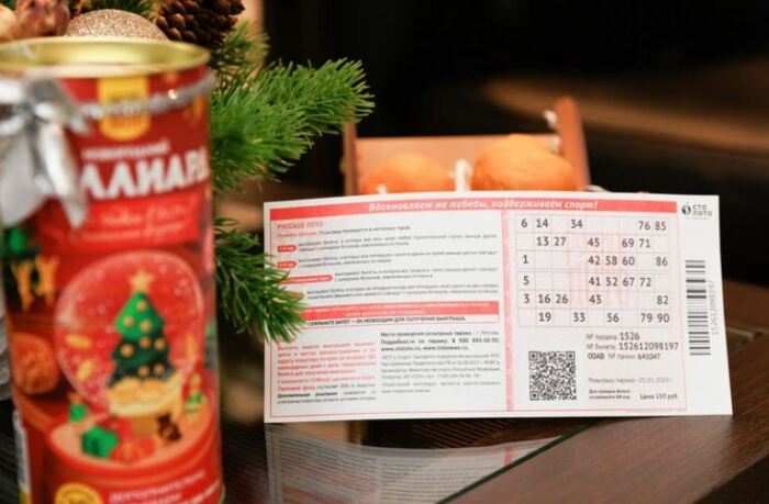 Юрий вручил Светлане тубус с билетами в качестве новогоднего подарка. Фото: Столото