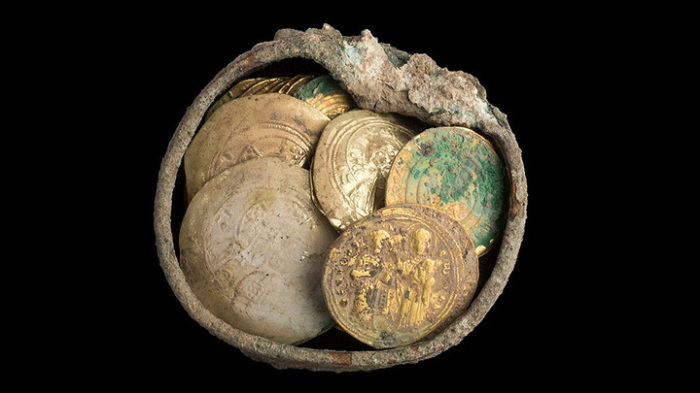 Шкатулка с древними монетами. /Фото: Israel Antiquities Authority