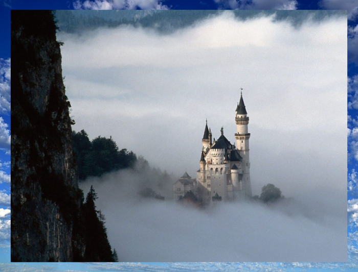 В тумане Нойшванштайн выглядит, словно в сказке.