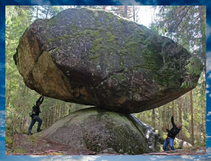 Камень балансирует совершенно невероятным образом, ведь стоит на крохотном участке выпуклого валуна.