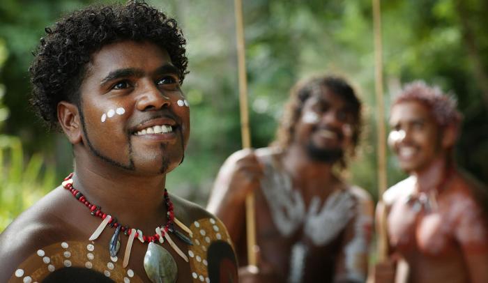 Аборигены Австралии до сих пор хранят привычный уклад предков. /Фото: tjapukai.com.au