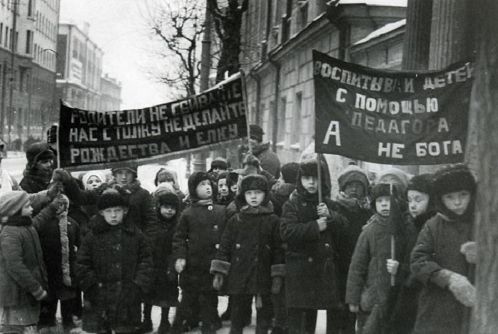 Детская демонстрация против религии. /Фото: smolbattle.ru